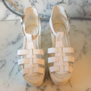 White flat forms sandals